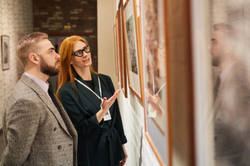 Art Guide With Customer